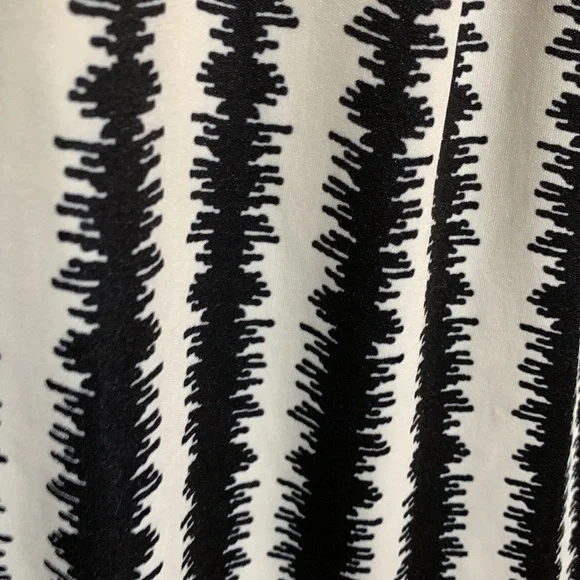 Top Blouse Black White Print Size M Unlisted Brand Stretchy Pullover - Picture 12 of 12